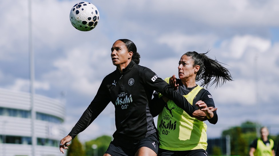 HEADS UP : Jade Rose and Leila Ouahabi challenge for a high ball