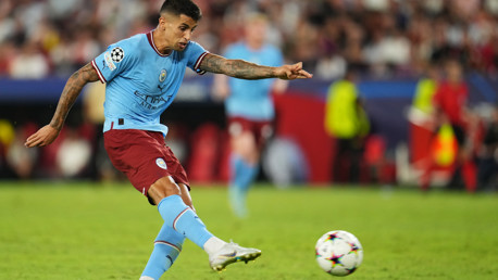 João Cancelo ensina o famoso passe de trivela 
