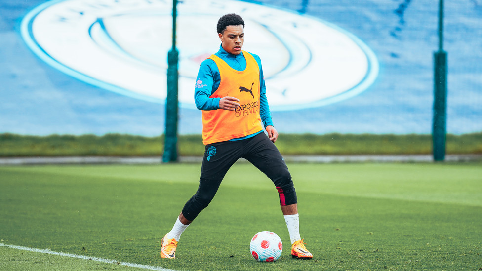 CLOSE CONTROL : CJ Egan-Riley accelerates forward