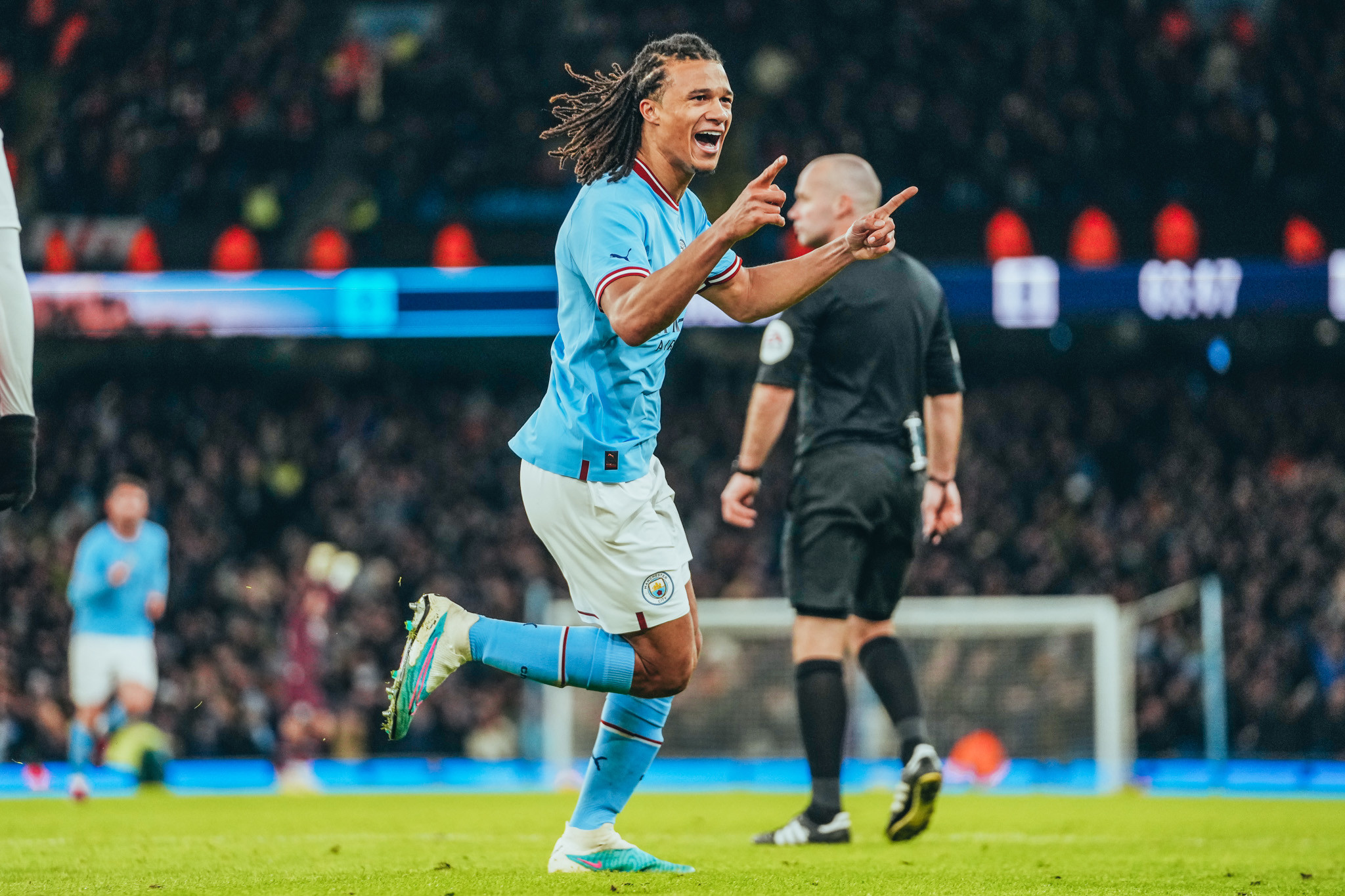 AUTOR DO GOL : Nathan Ake comemora seu gol decisivo contra o Arsenal, na Copa da Inglaterra.