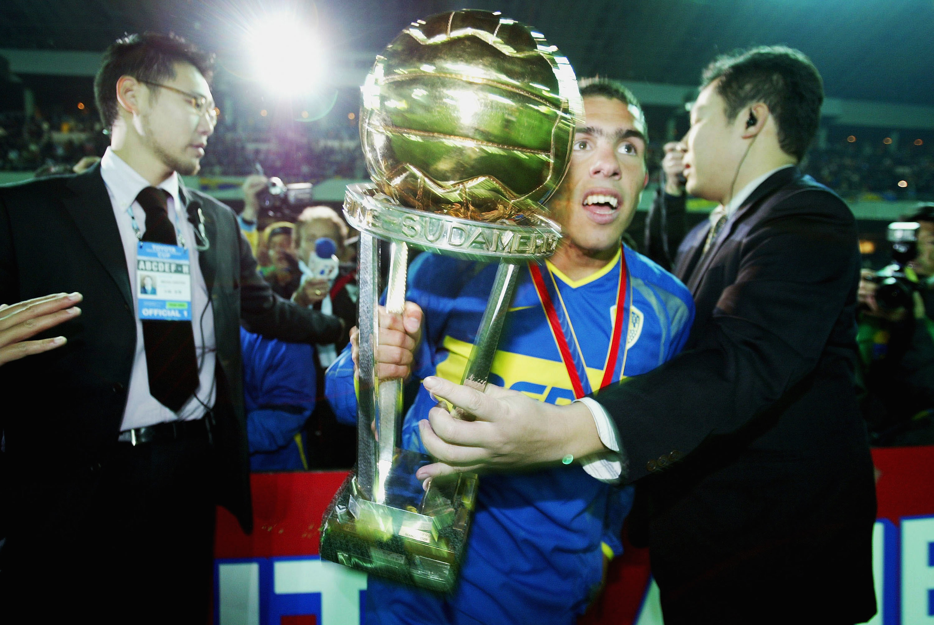 ÍDOLO DO BOCA : Tevez com a taça de campeão do mundo pelo Boca, em 2003.