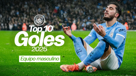 Image showing a blurred face of a player in Manchester City uniform sitting on the field, with text overlay 'Top 10 Goles 2025 Equipo masculino' and the Manchester City logo.