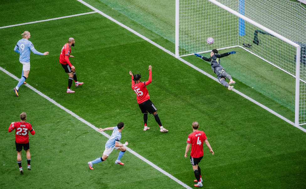 O gol de Foden, no detalhe.
