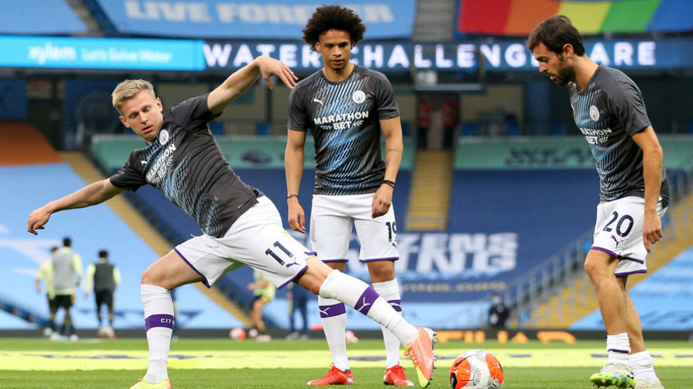 TIKET KEMBALI : Leroy Sane kembali bersama Tim utama, melakukan pemanasan dengan Zinchenko dan Bernardo Silva