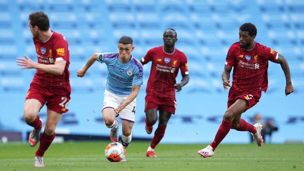 SERANG : Foden dengan lincah menyerang di awal laga