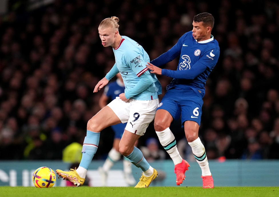 A BATALHA  : Haaland enfrenta a marcação de Thiago Silva na última quinta-feira, em Londres. 