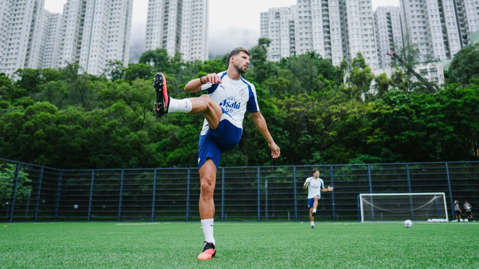 KICKING OUT : Ruben Dias warming up