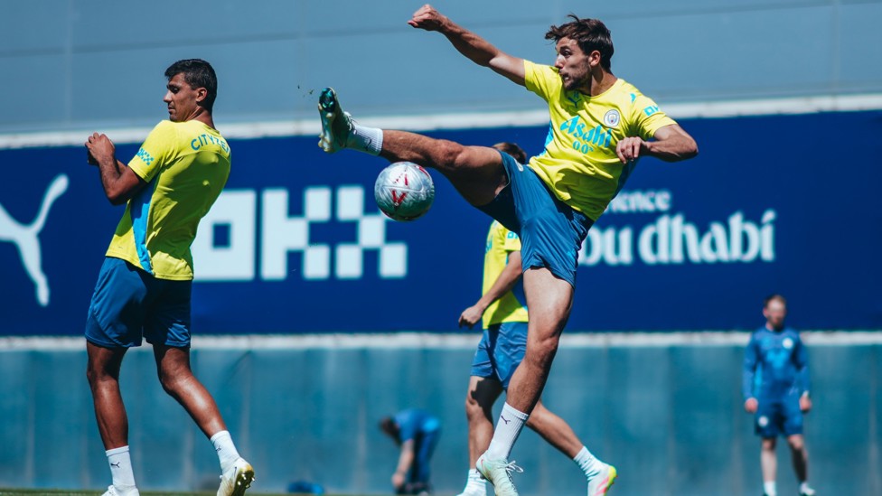 CLEARANCE  : Nico averts the danger acrobatically. 