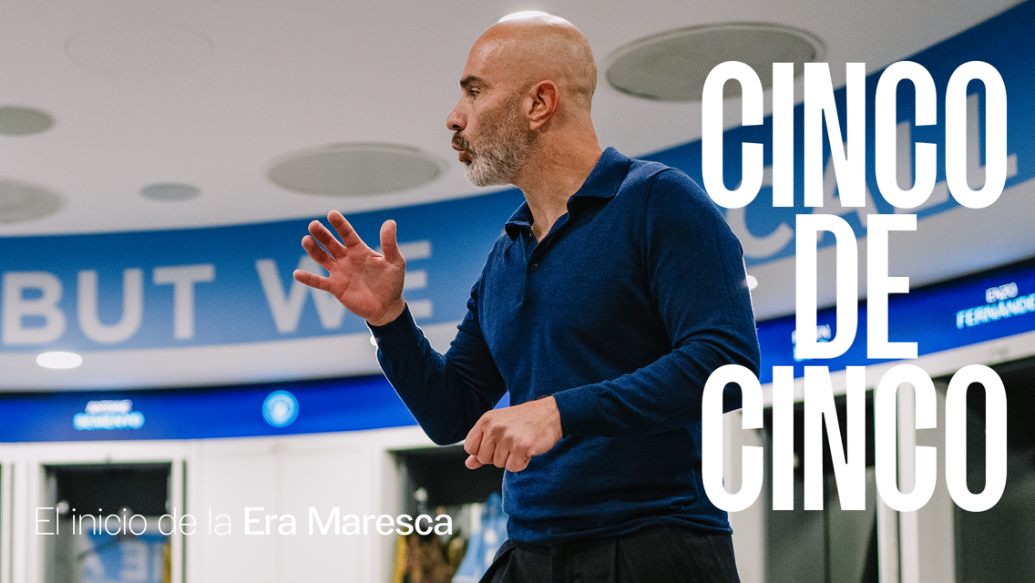 A bald man in a dark blue shirt gestures in a locker room setting. The background has blue banners with player names. Large white text reads 'Cinco De Cinco' and smaller text says 'El inicio de la Era Maresca'.