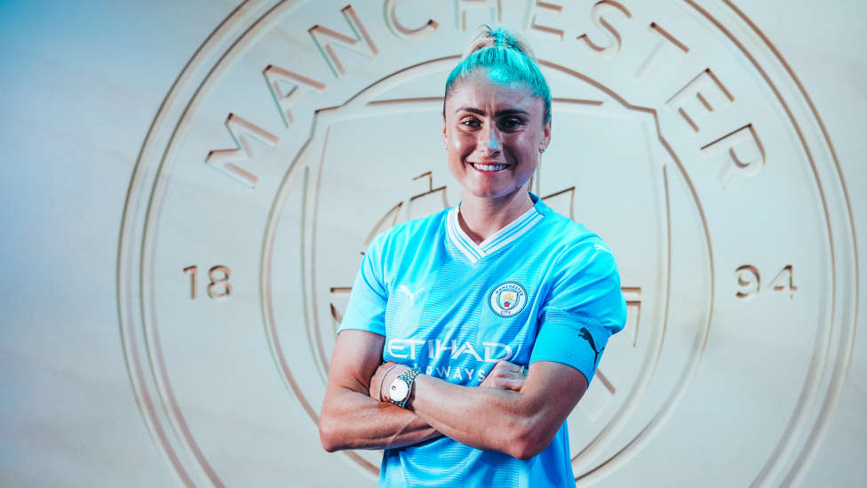 PERPANJANGAN : Steph Houghton menandatangani perpanjangan kontrak satu tahun di Academy Stadium.