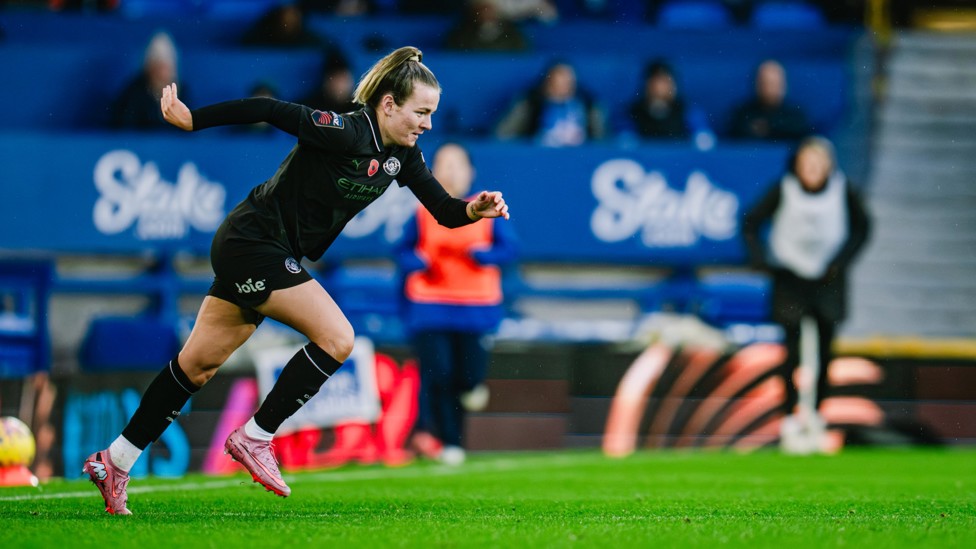 RETURN  : Lauren Hemp makes her return from injury! 