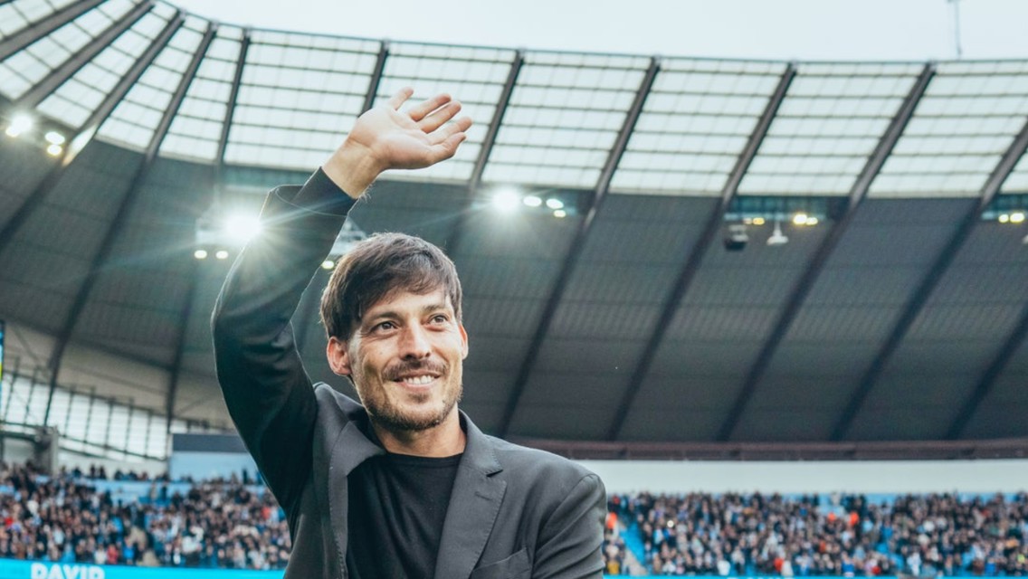 Watch: David Silva returns to the Etihad Stadium!