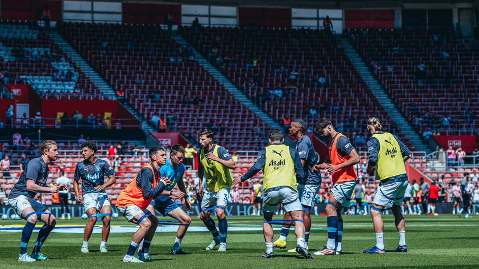 GET LOOSE : The players go through their pre-match drills.