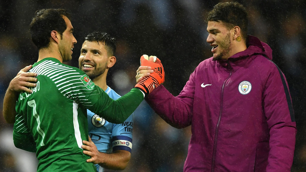Claudio, felicitado por Sergio Agüero y Ederson.