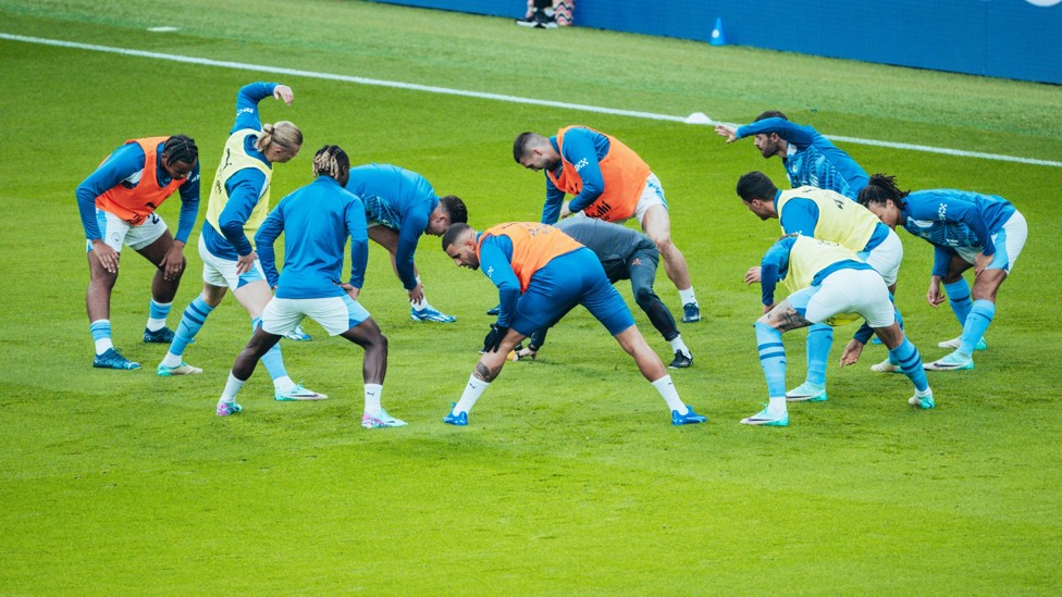 GET LOOSE : The players go through their pre-match drills.