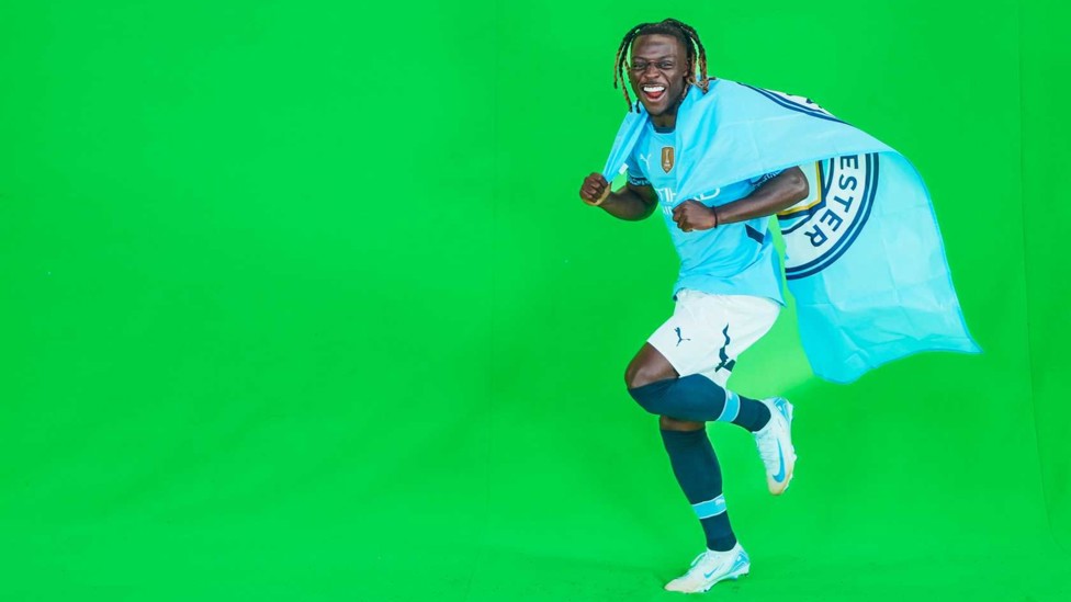 GREEN SCREEN FUN : Doku having some fun during media windows.  