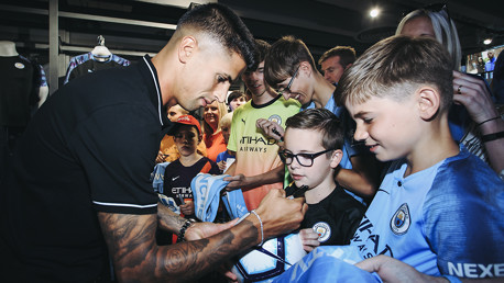 AUTOGRAPHS: Souvenirs for everyone!
