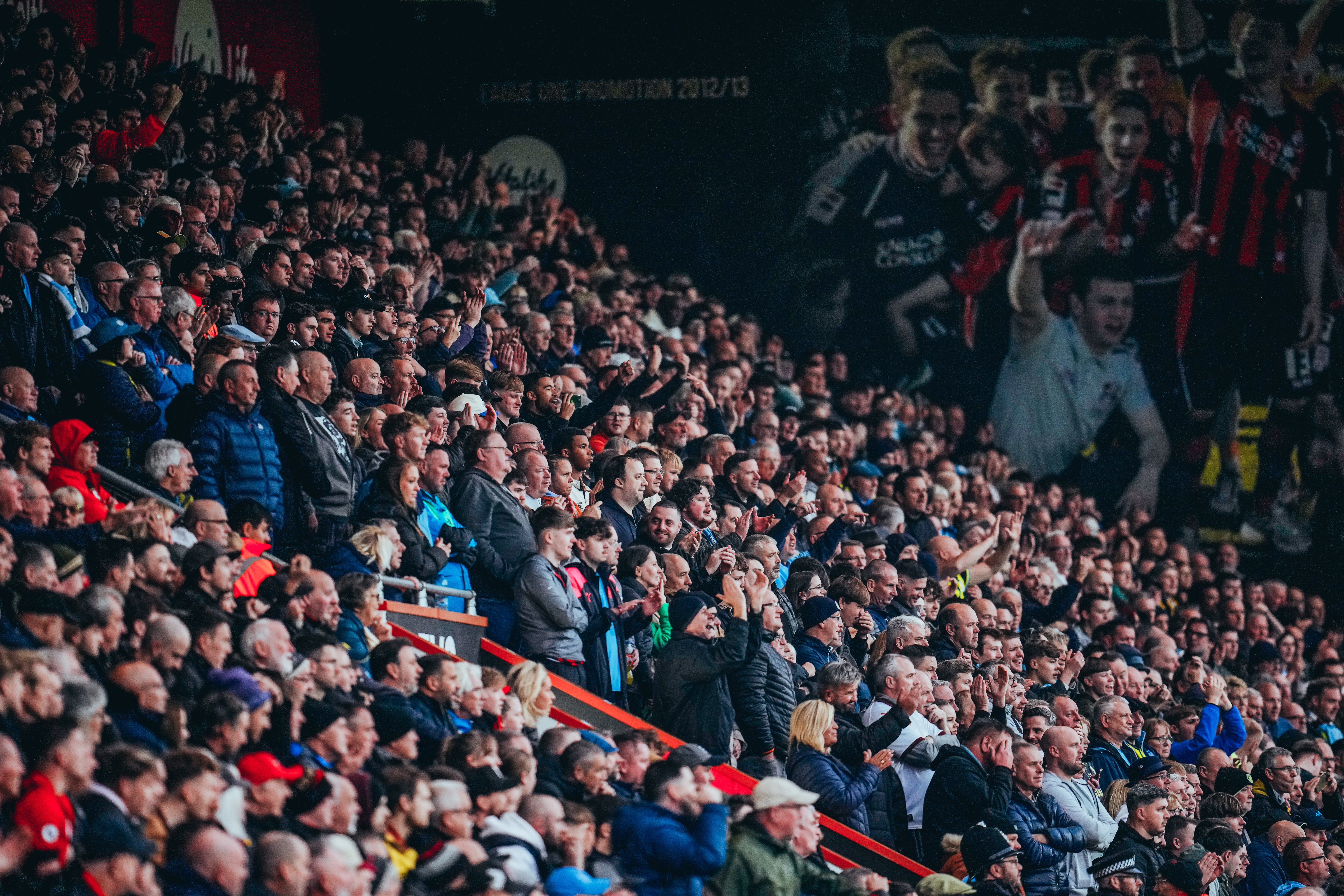 TORCIDA DO BOURNEMOUTH COMPARECENDO EM PESO