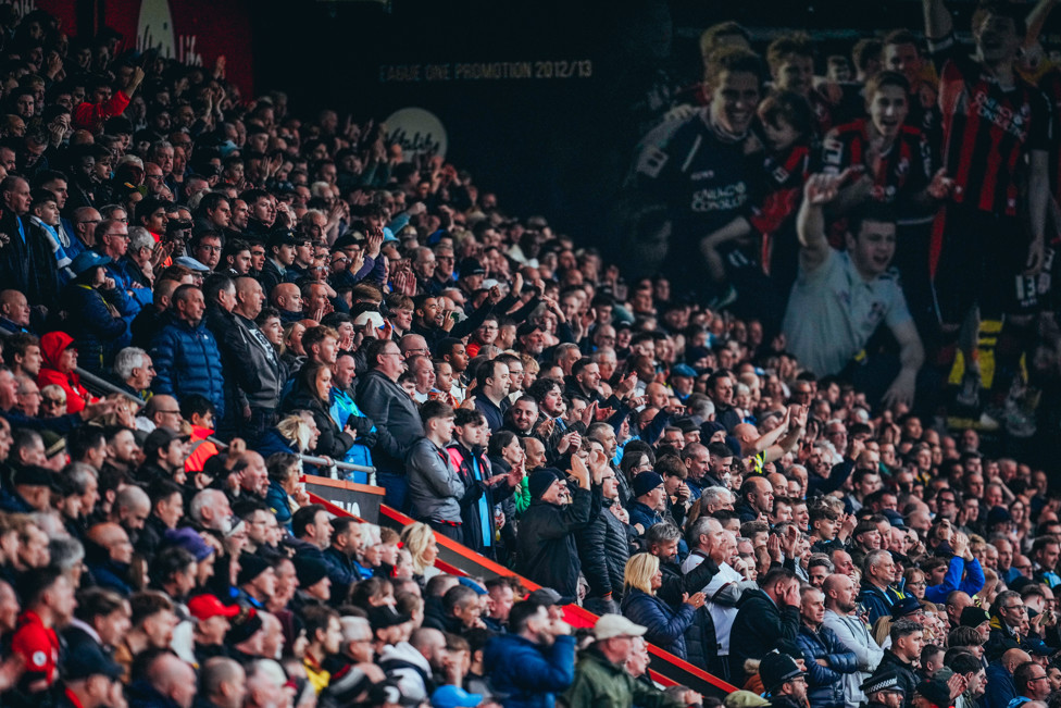 TORCIDA DO BOURNEMOUTH COMPARECENDO EM PESO