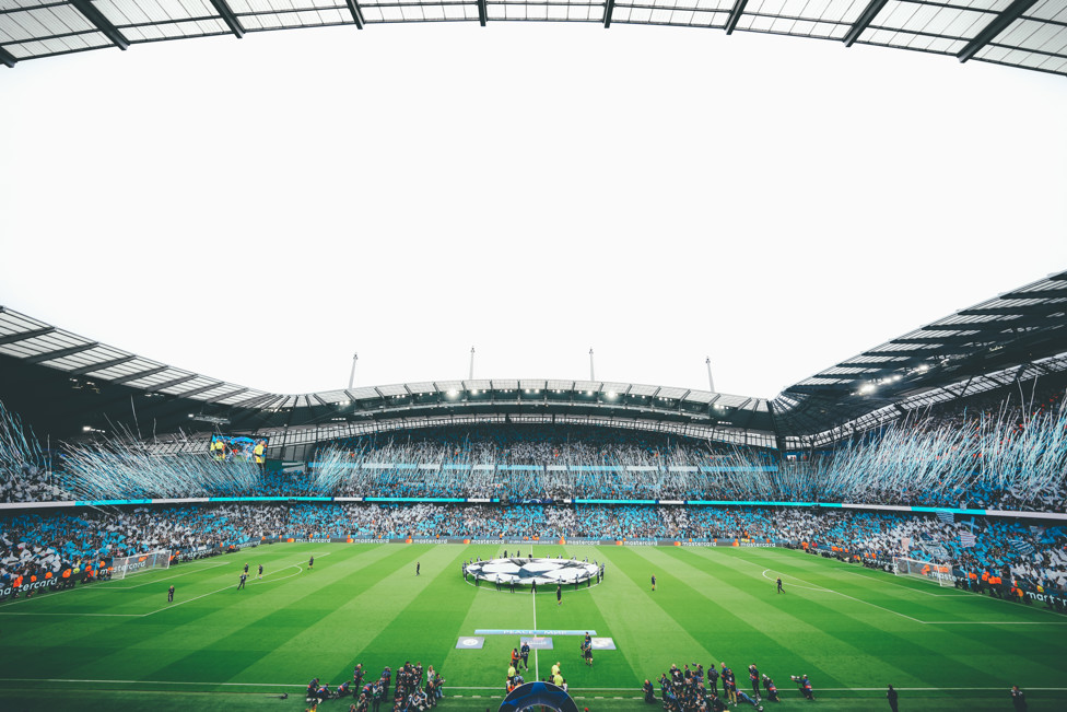 O Etihad no modo Champions.