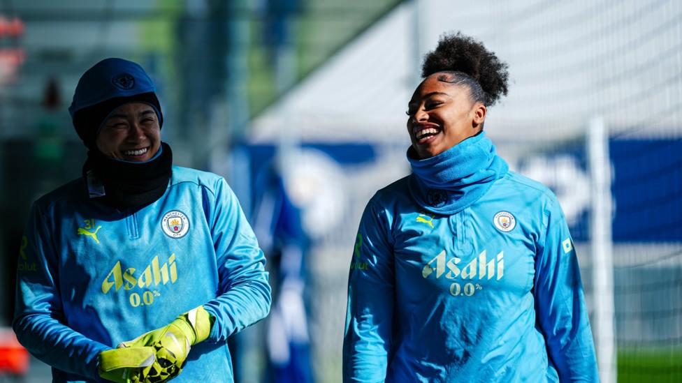 KEEPERS' UNION : Ayaka Yamashita and Khiara Keating share a laugh