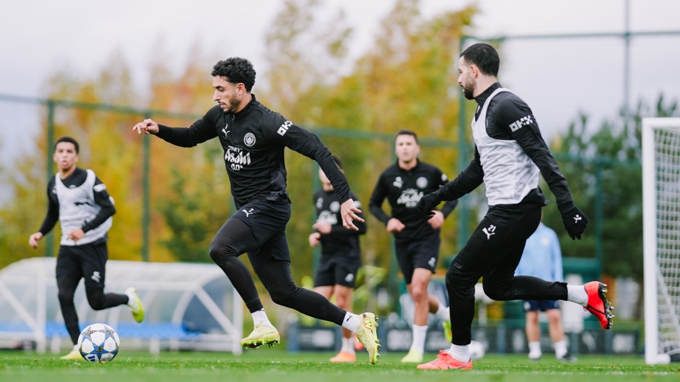 SPEEDY OMAR : Marmoush breaks away from Rayan Ait-Nouri. 