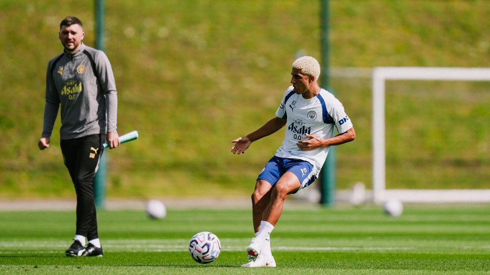 BLOND AMBITION : Rico Lewis with the pass