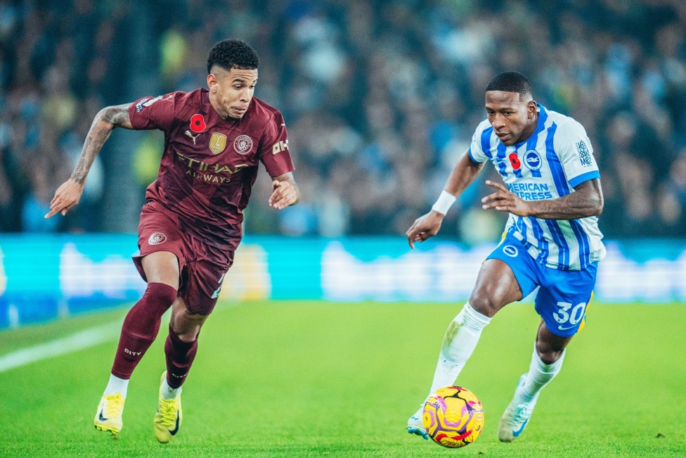 Savinho em ação contra o Brighton. 