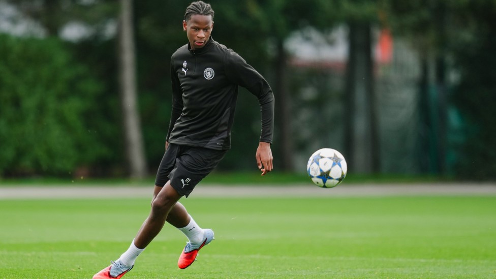 FULL FOCUS : Mfuni keeps a close eye on the ball