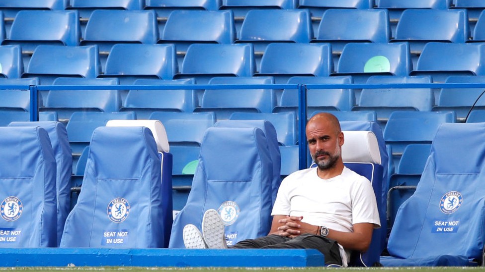 PEP YANG TENANG : Sang bos mengambil waktu santai sebentar di pinggir lapangan