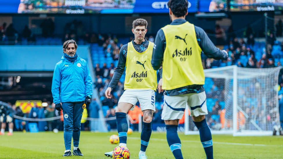BALL WORK : Stones and Gundogan in the pre-match warm up.