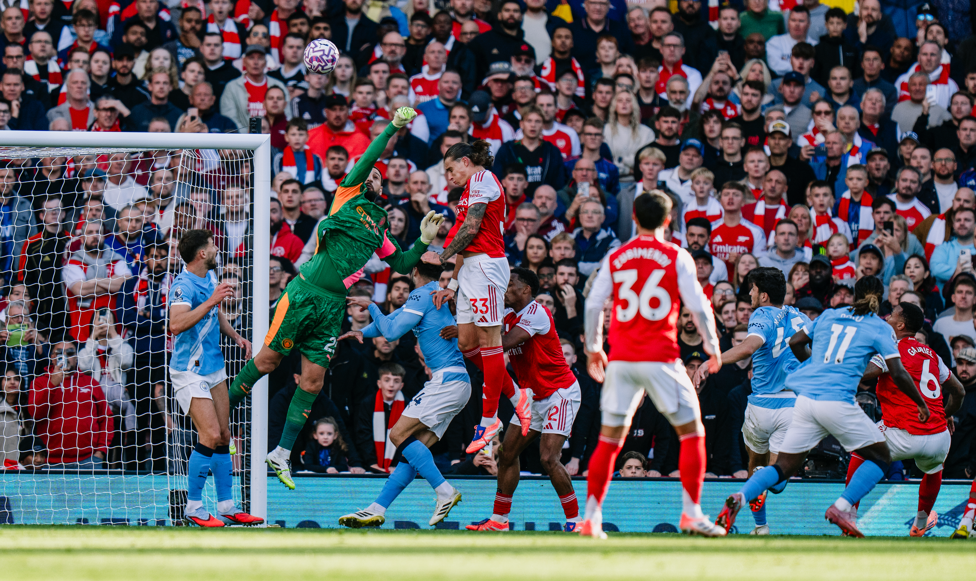 Donnarumma foi muito exigido no Emirates.