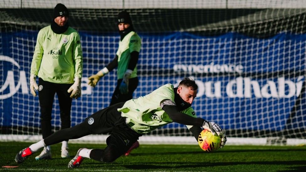 DIVE ON IT : Gianluigi Donnarumma gets down low